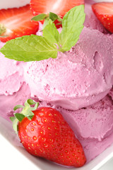 Strawberry Ice cream with mint and fresh strawberry