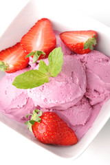 Strawberry Ice cream with mint and fresh strawberry