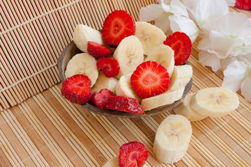 Summer lunch: cut bananas and strawberries