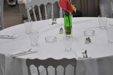 restaurant en plein air - table préparée