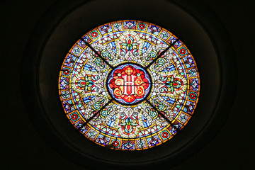 Rundes Kirchenfenster JHS