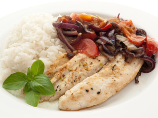 Pangasiuns Filet mit Zwiebeln und Reis
