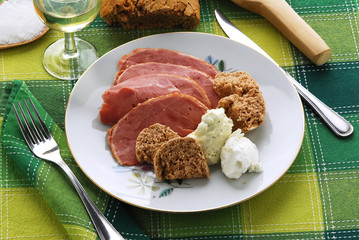 Antipasto con pane di noci