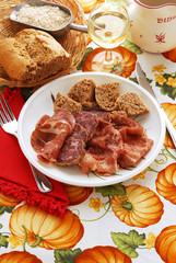 Antipasto con pane di noci