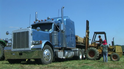 Forklift Unloading Construction Lumber 02