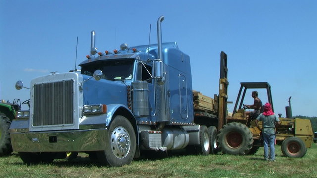 Forklift Unloading Construction Lumber 02