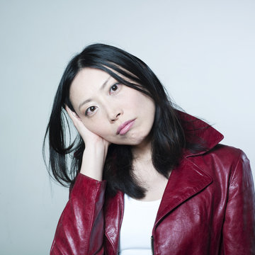 femme asiatique s'ennuyant