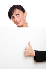 Fototapeta premium frau mit daumen hoch und leerer tafel