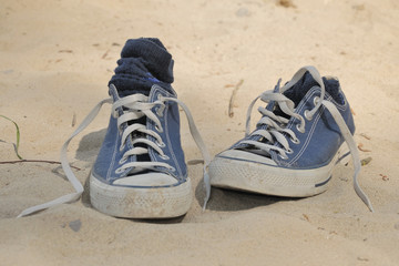 Turnschuhe am Sandstrand