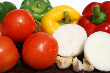 peperoni, pomodori e cipolle sul tagliere