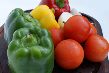 peperoni, pomodori e cipolle sul tagliere