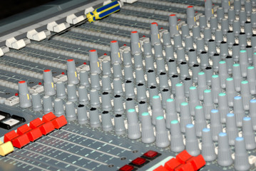 Sound mixing console
