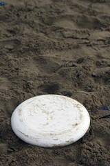 Fototapeta na wymiar Frisbee sulla spiaggia