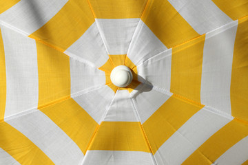 dessus de parasol jaune et blanc