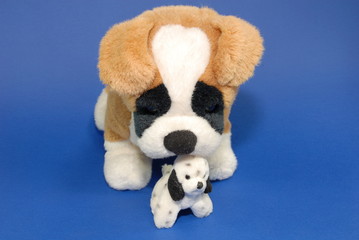 Cane grande e piccolo di peluches