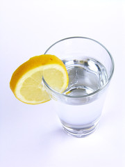 Wasserglas mit Zitrone
