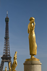 Fototapeta na wymiar Muse and Eiffel Tower