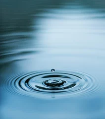 Foto auf Acrylglas Wasser Tröpfchen fallen in blaues Wasser