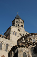 Fototapeta na wymiar Apsydą i dzwonnica z Notre-Dame du Port