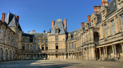 Fototapeta na wymiar cour du chateau