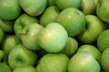 Grüne Äpfel aus dem Garten