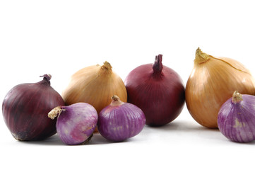 Group of red and yellow onions
