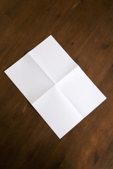 weisses blatt papier auf holztisch