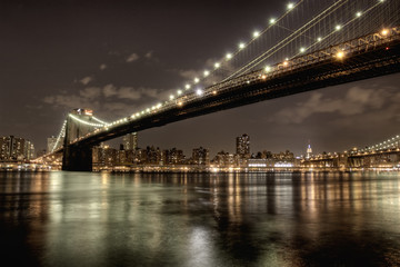 Fototapeta na wymiar Brooklyn Bridge w nocy w HDR