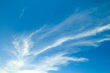 Obraz premium piękne chmury na błękitnym niebie