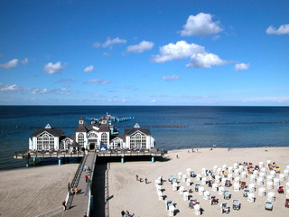 Seebrücke Sellin auf Rügen mit Strandkörben