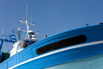 Fototapeta na wymiar Niebieski trawler