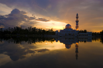 Fototapeta na wymiar mosque with reflection