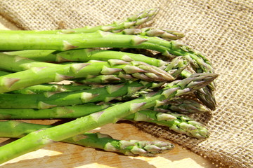 frischer, grüner Spargel