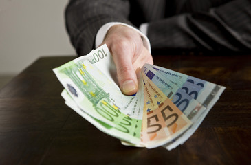 Hand mit Geldscheinen