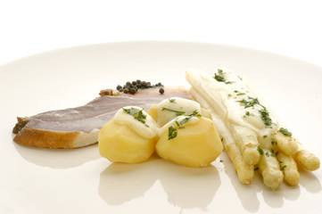 frischer Spargel mit geräuchertem Schinken und Salzkartoffeln