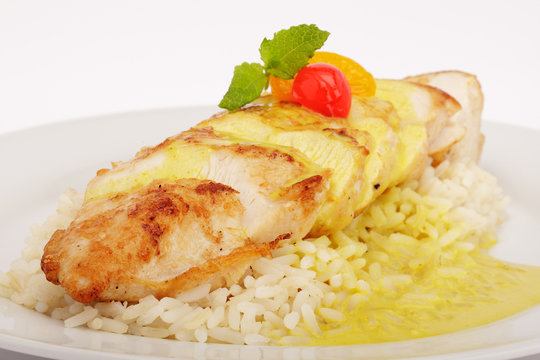H&auml;hnchenbrustfilet mit Curryrahmso&szlig;e auf Reis