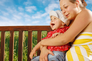 Fototapeta premium Mutter mit ihrem Kind auf der Sonnenbank
