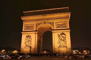 Fototapeta na wymiar Arc de Triomphe w nocy, Paryż, Francja