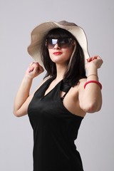 woman with hat and sunglasses