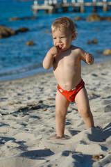 bambino solo in spiaggia