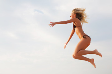 Obraz na płótnie Canvas Woman jumping