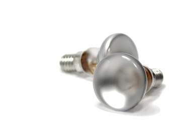 Zwei Reflektorleuchten auf weißem Hintergrund