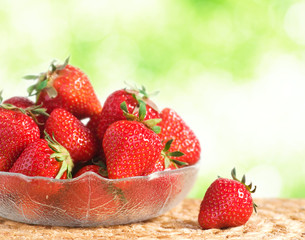 Erdbeeren in Glassschale