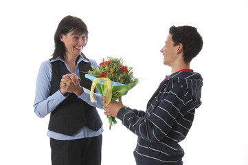 Junge schenkt seiner Mutter Blumen, dankbarkeit und Freude