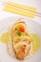 Hähnchenbrustfilet mit Curryrahmsoße auf Reis