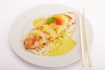 Hähnchenbrustfilet mit Curryrahmsoße auf Reis