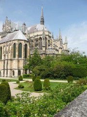 Fototapeta na wymiar Ogród z tyłu katedry w Reims
