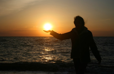 Fototapeta premium Holding the sun at the beach