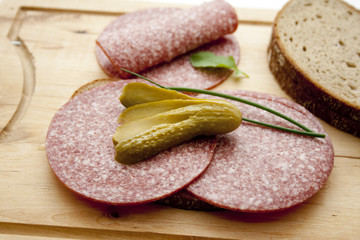 Brot mit Salami