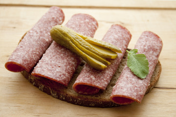 Brot mit Salami